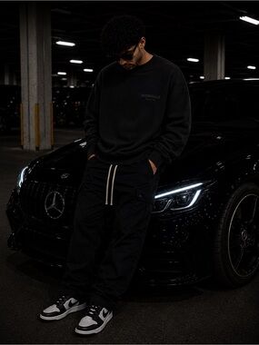 Essentials Men’s Crewneck Sweatshirt in Black